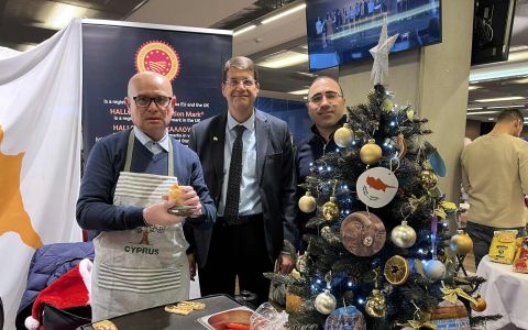 Η Κύπρος συμμετείχε με πληροφοριακό περίπτερο στην 18η Ετήσια Διεθνή Φιλανθρωπική Εκδήλωση του «Συνδέσμου Συζύγων των Αρχηγών των Διπλωματικών Αποστολών», στη Βαρσοβία